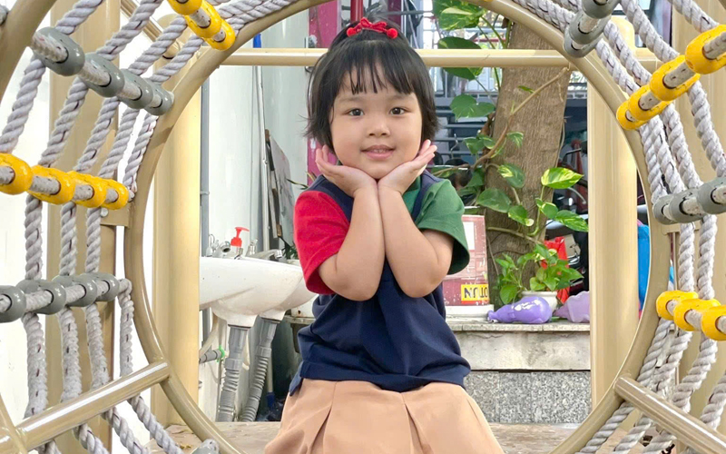 Bé vui chơi trong sân trường