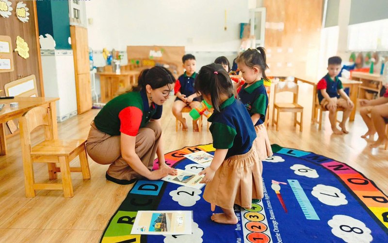 Cô chăm bé tại Global Star Cares
