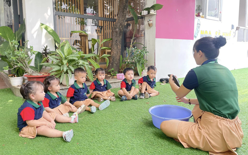 Bé vui chơi cùng cô